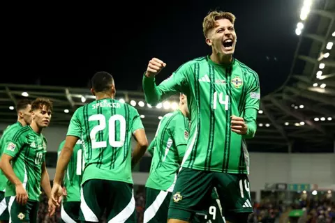 أيرلندا الشمالية تضرب بقوة وتتصدر مجموعتها بدوري أمم أوروبا